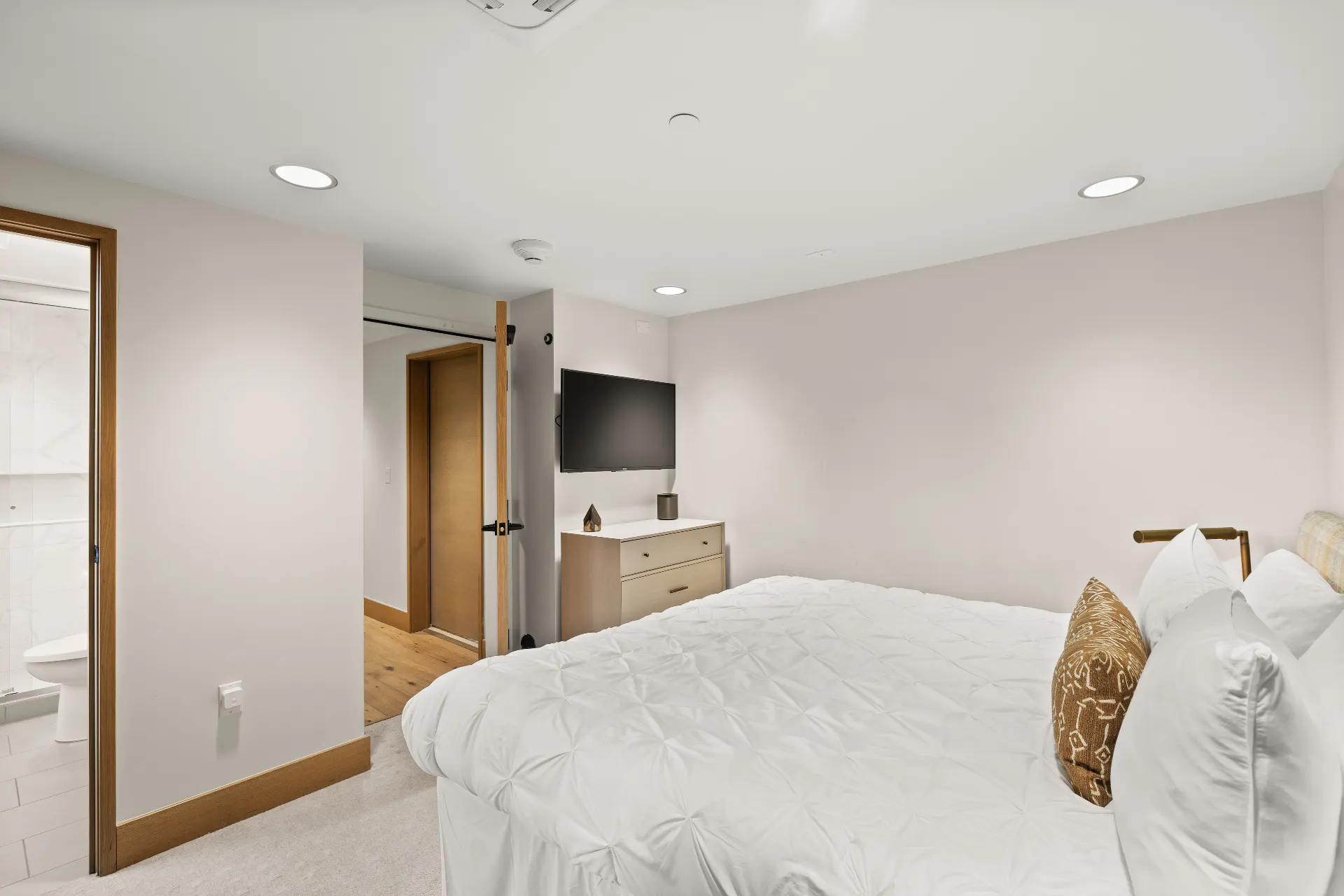 Guest bedroom with en-suite bathroom
